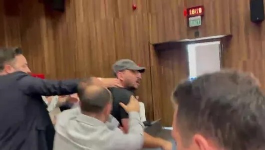 CHP Kocaeli toplantısında gergin anlar: Milletvekilinin kuzeni tehdit etti!